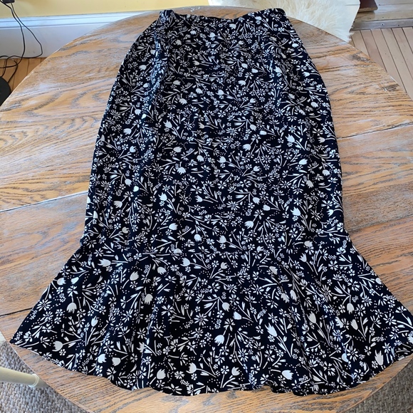 putumayo Dresses & Skirts - PUTUMAYO black/ivory rayon ruffle hem skirt